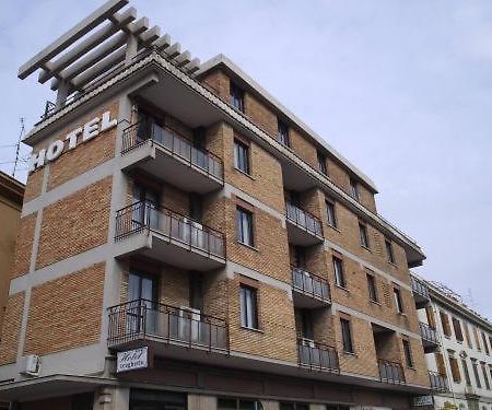 Hotel Traghetto Чивитавекия Екстериор снимка