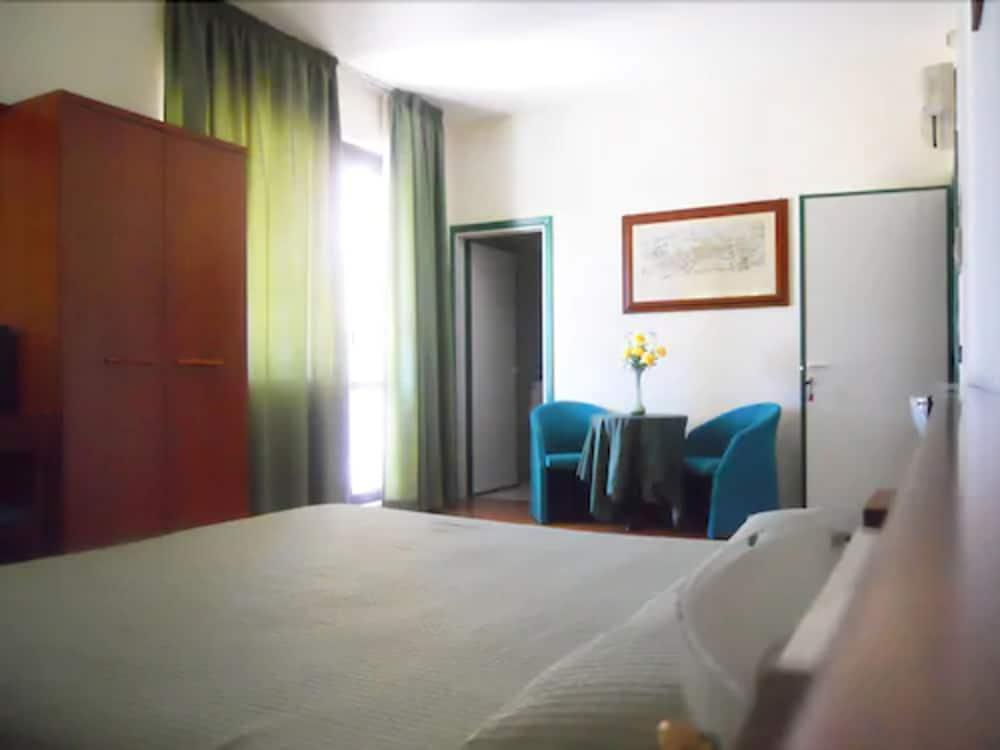 Hotel Traghetto Чивитавекия Екстериор снимка