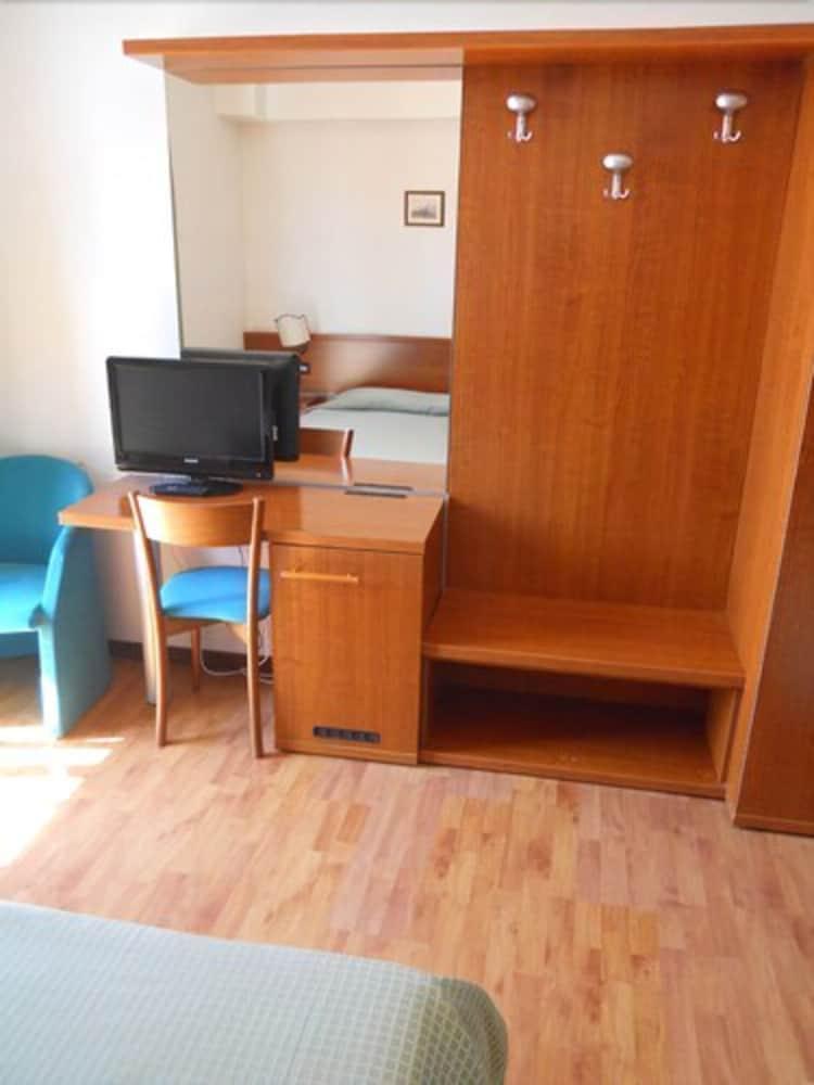Hotel Traghetto Чивитавекия Екстериор снимка