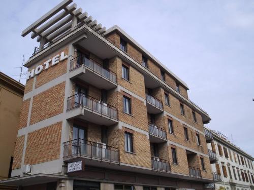 Hotel Traghetto Чивитавекия Екстериор снимка
