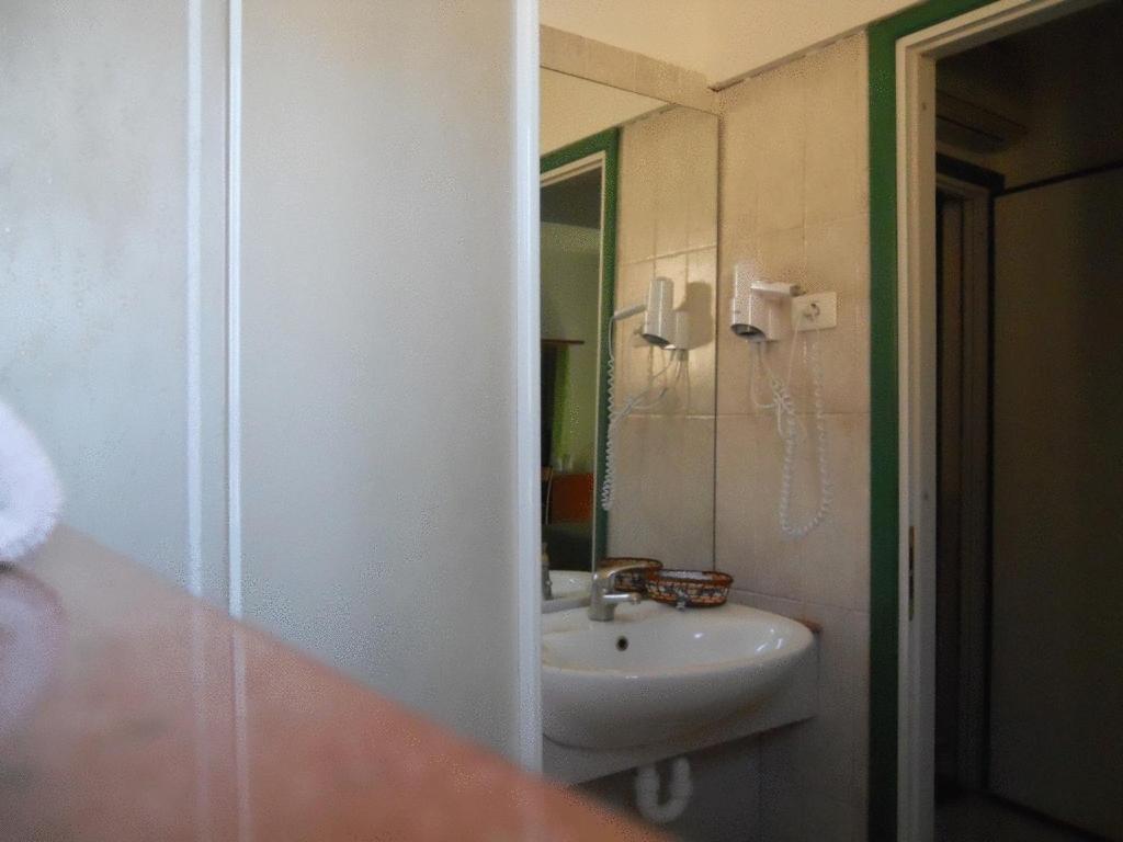 Hotel Traghetto Чивитавекия Екстериор снимка