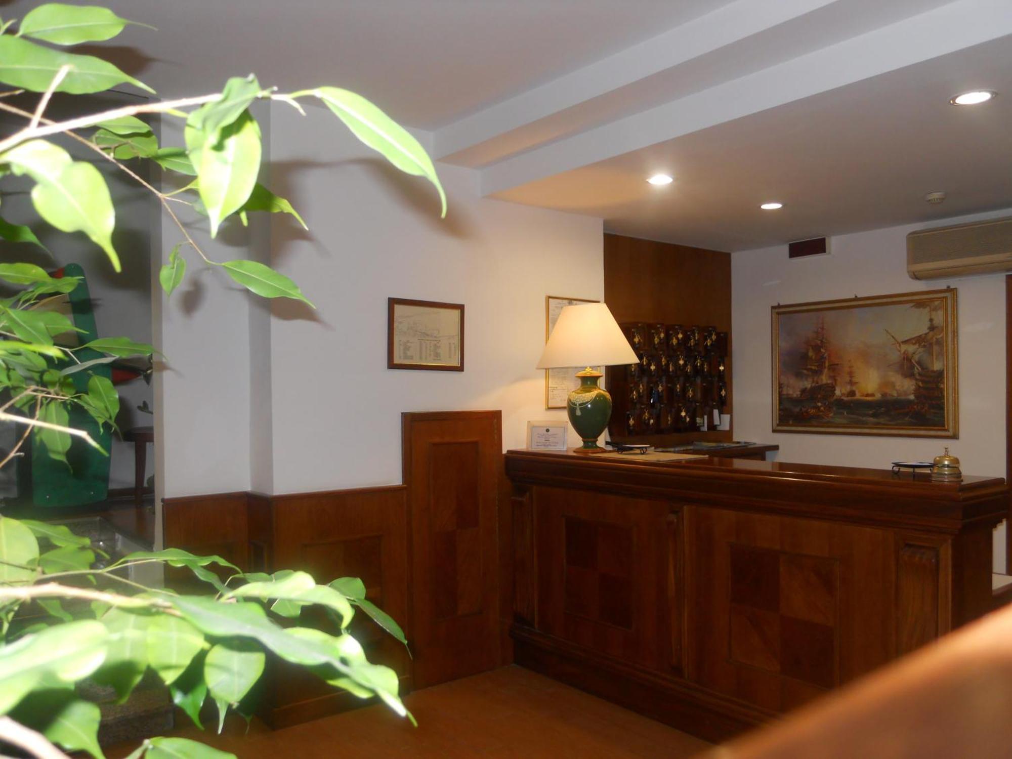 Hotel Traghetto Чивитавекия Екстериор снимка