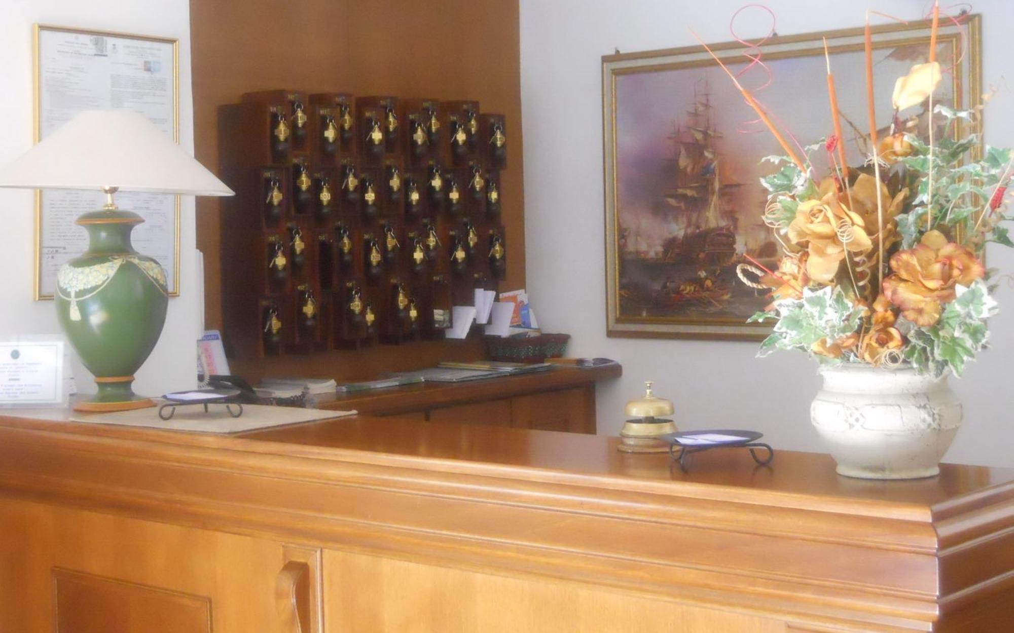 Hotel Traghetto Чивитавекия Екстериор снимка