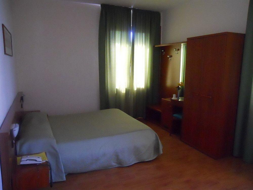 Hotel Traghetto Чивитавекия Екстериор снимка