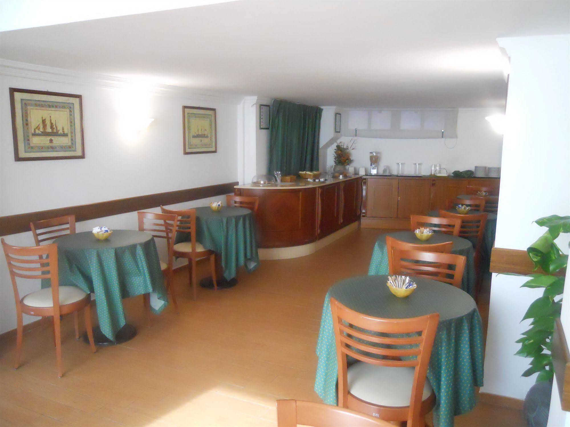 Hotel Traghetto Чивитавекия Екстериор снимка